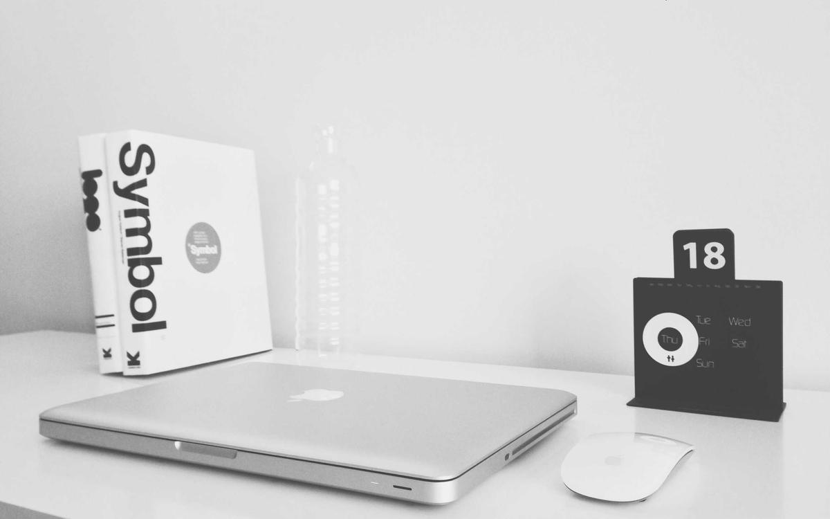 Laptop làm việc tại bàn văn phòng